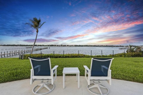 House in Stuart, Florida 4 bedrooms, 493.68 sq.m. № 2086670 - photo 19