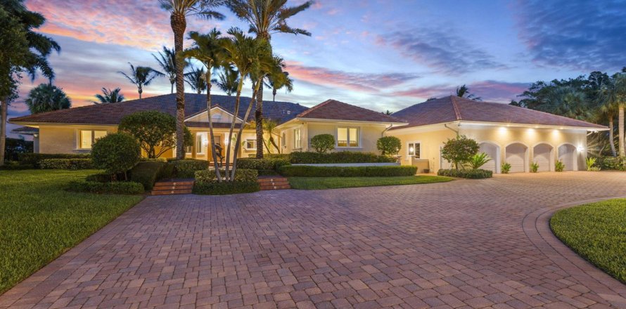 House in Stuart, Florida 4 bedrooms, 493.68 sq.m. № 2086670