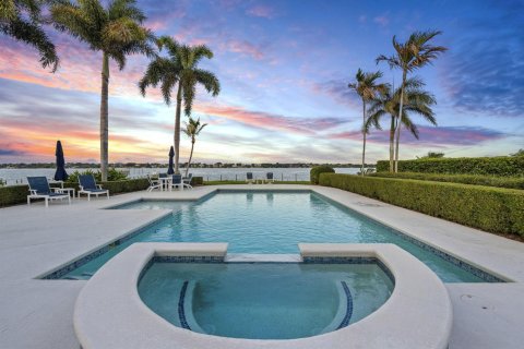 House in Stuart, Florida 4 bedrooms, 493.68 sq.m. № 2086670 - photo 15