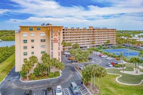 Condo in Indian Shores, Florida, 1 bedroom  № 2113414 - photo 17