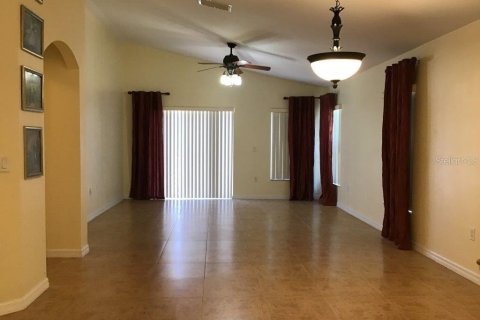 Villa ou maison à louer à Poinciana, Floride: 2 chambres, 112.78 m2 № 2425544 - photo 2