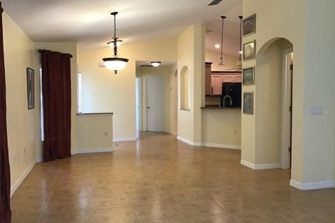 Villa ou maison à louer à Poinciana, Floride: 2 chambres, 112.78 m2 № 2425544 - photo 3