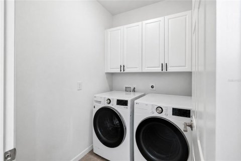 House in Orlando, Florida 4 bedrooms, 189.06 sq.m. № 2273317 - photo 24