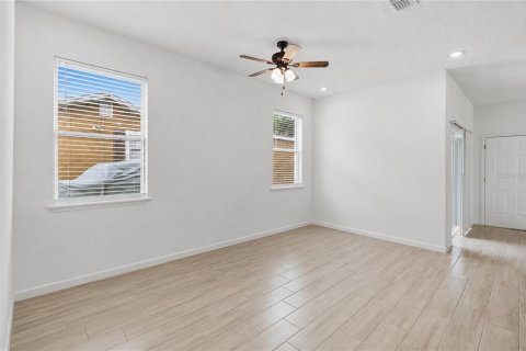 House in Orlando, Florida 4 bedrooms, 189.06 sq.m. № 2273317 - photo 9