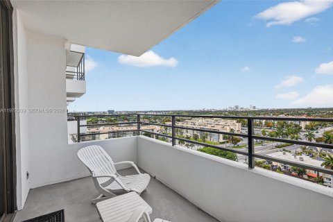 Condominio en venta en Hallandale Beach, Florida, 1 dormitorio, 92.9 m2 № 2032806 - foto 29