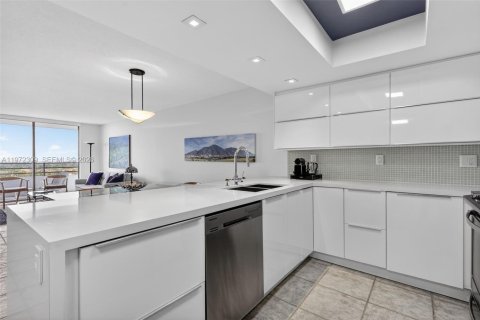 Condominio en venta en Hallandale Beach, Florida, 1 dormitorio, 92.9 m2 № 2032806 - foto 10