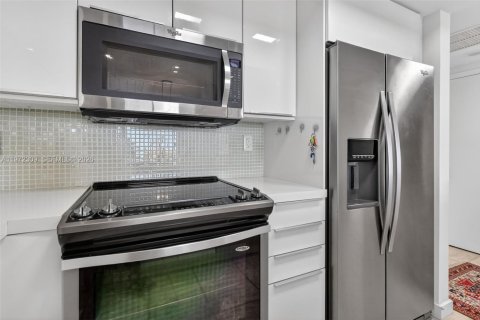 Condominio en venta en Hallandale Beach, Florida, 1 dormitorio, 92.9 m2 № 2032806 - foto 14