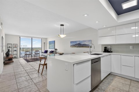 Condominio en venta en Hallandale Beach, Florida, 1 dormitorio, 92.9 m2 № 2032806 - foto 2