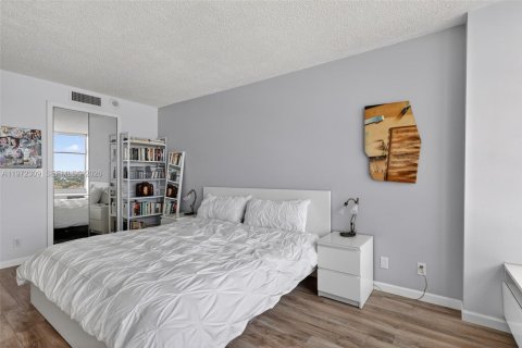 Condominio en venta en Hallandale Beach, Florida, 1 dormitorio, 92.9 m2 № 2032806 - foto 22