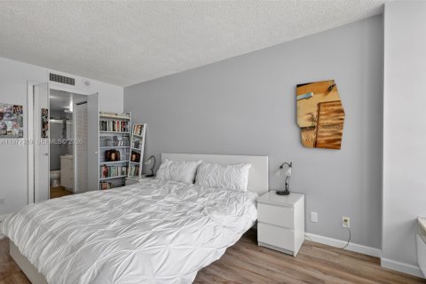 Condominio en venta en Hallandale Beach, Florida, 1 dormitorio, 92.9 m2 № 2032806 - foto 23