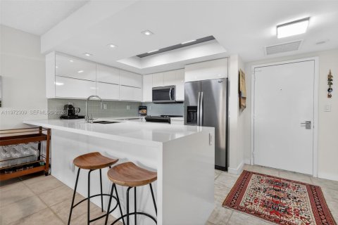 Condominio en venta en Hallandale Beach, Florida, 1 dormitorio, 92.9 m2 № 2032806 - foto 9