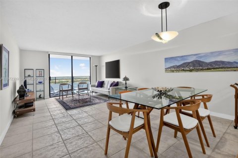 Condominio en venta en Hallandale Beach, Florida, 1 dormitorio, 92.9 m2 № 2032806 - foto 3