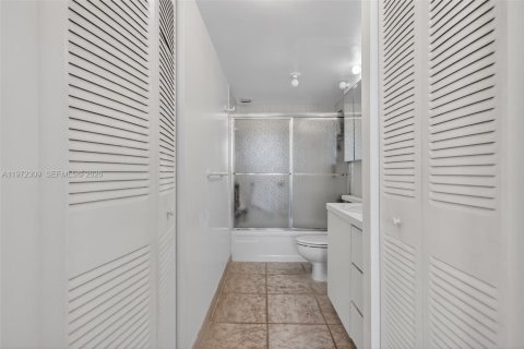 Condominio en venta en Hallandale Beach, Florida, 1 dormitorio, 92.9 m2 № 2032806 - foto 25