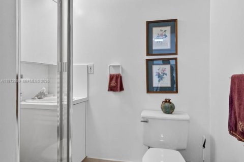 Condominio en venta en Hallandale Beach, Florida, 1 dormitorio, 92.9 m2 № 2032806 - foto 17