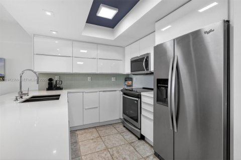 Condominio en venta en Hallandale Beach, Florida, 1 dormitorio, 92.9 m2 № 2032806 - foto 11