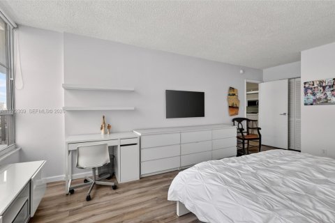 Condominio en venta en Hallandale Beach, Florida, 1 dormitorio, 92.9 m2 № 2032806 - foto 24