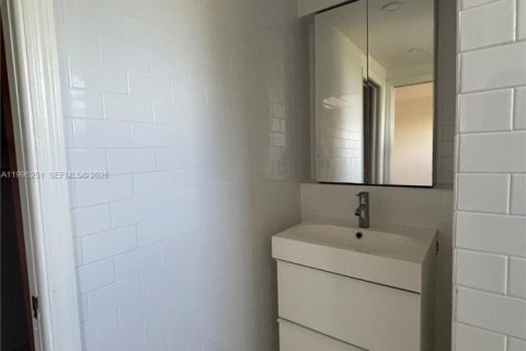 Condo in Key Biscayne, Florida, 2 bedrooms  № 2059452 - photo 16