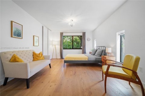 House in El Portal, Florida 3 bedrooms, 226.77 sq.m. № 1925161 - photo 28