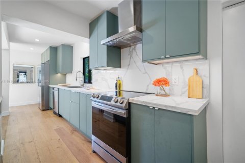 House in El Portal, Florida 3 bedrooms, 226.77 sq.m. № 1925161 - photo 11