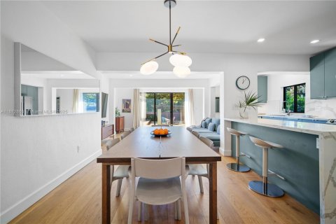 House in El Portal, Florida 3 bedrooms, 226.77 sq.m. № 1925161 - photo 14