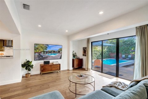 House in El Portal, Florida 3 bedrooms, 226.77 sq.m. № 1925161 - photo 17