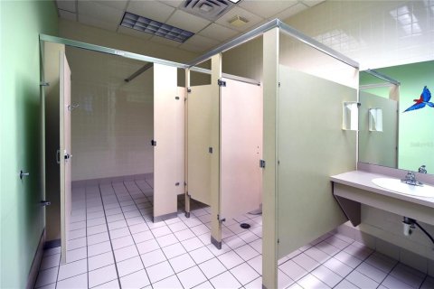 Propiedad comercial en alquiler en Port Richey, Florida, 1957.26 m2 № 1602276 - foto 11