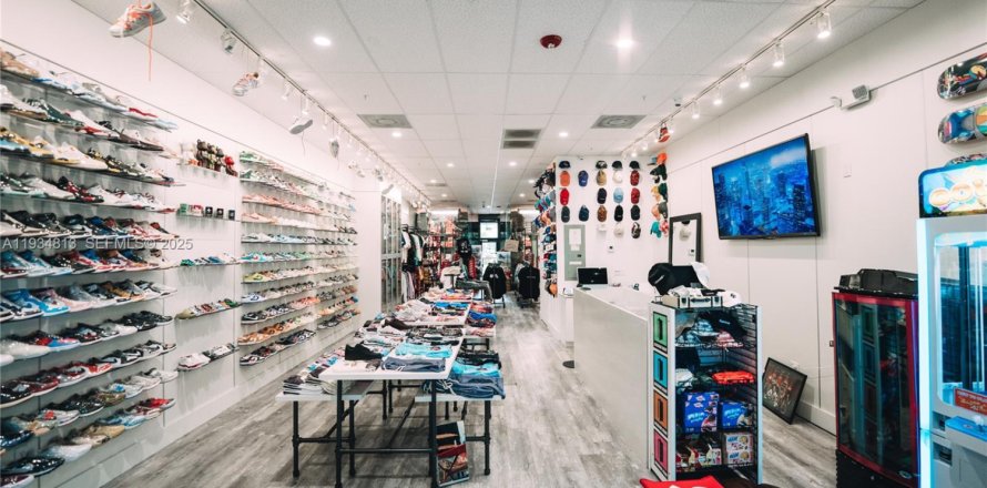 Коммерческая недвижимость в Майами, Флорида № 2035869