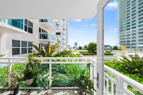 Condo in Fort Lauderdale, Florida, 2 bedrooms  № 1906278 - photo 21