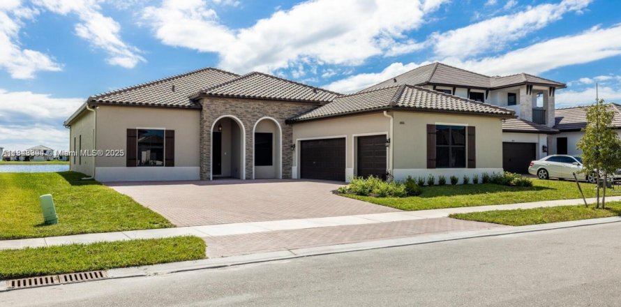 Casa en Ave Maria, Florida 4 dormitorios, 287.72 m2 № 1958441