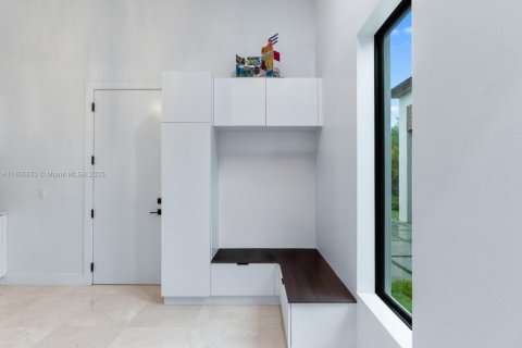 Casa en venta en Miami, Florida, 6 dormitorios, 446.49 m2 № 1878881 - foto 26