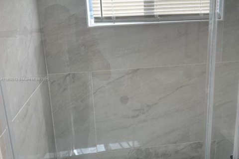 Condominio en alquiler en Miami, Florida, 1 dormitorio, 622.63 m2 № 1887484 - foto 9