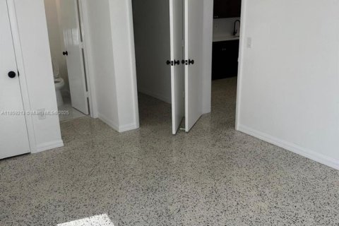 Condominio en alquiler en Miami, Florida, 1 dormitorio, 622.63 m2 № 1887484 - foto 3