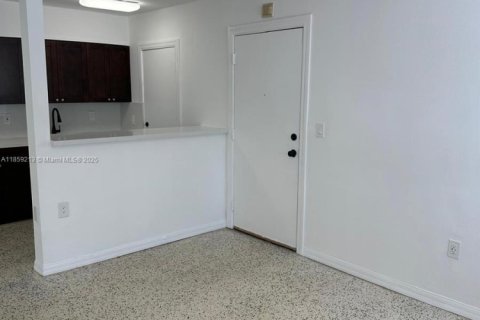 Condominio en alquiler en Miami, Florida, 1 dormitorio, 622.63 m2 № 1887484 - foto 6