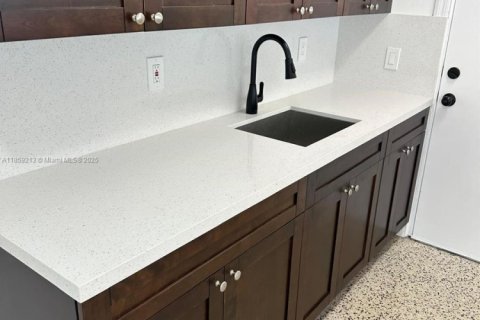 Condominio en alquiler en Miami, Florida, 1 dormitorio, 622.63 m2 № 1887484 - foto 8