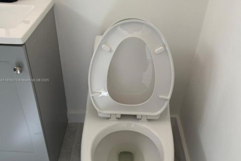 Condominio en alquiler en Miami, Florida, 1 dormitorio, 622.63 m2 № 1887484 - foto 13