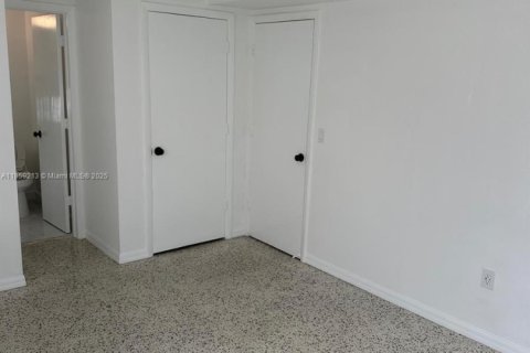 Condo in Miami, Florida, 1 bedroom  № 1887484 - photo 4