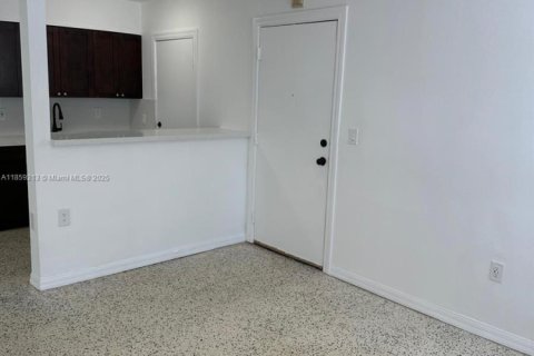 Condominio en alquiler en Miami, Florida, 1 dormitorio, 622.63 m2 № 1887484 - foto 5