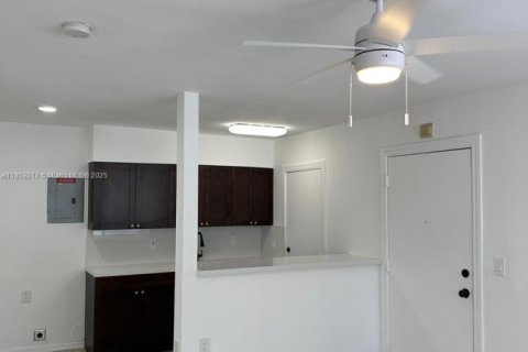 Condominio en alquiler en Miami, Florida, 1 dormitorio, 622.63 m2 № 1887484 - foto 7