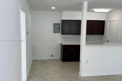 Condominio en alquiler en Miami, Florida, 1 dormitorio, 622.63 m2 № 1887484 - foto 11