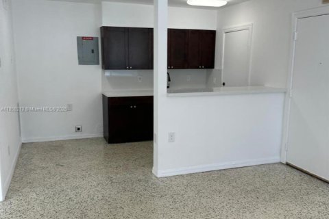 Condominio en alquiler en Miami, Florida, 1 dormitorio, 622.63 m2 № 1887484 - foto 1