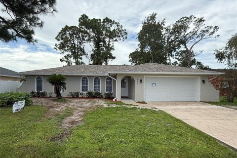 House in Palm Bay, Florida 3 bedrooms, 163.32 sq.m. № 1883333 - photo 1