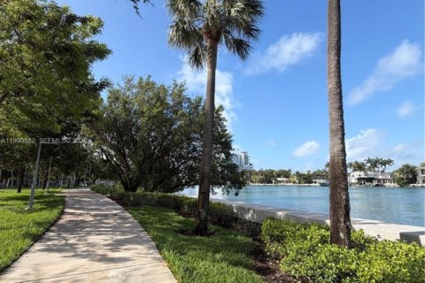 Condo in Miami Beach, Florida № 2056022 - photo 12