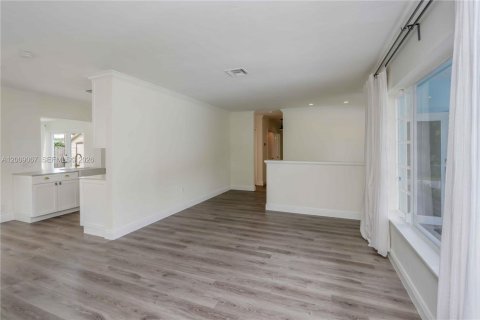 House in South Miami, Florida 3 bedrooms, 141.21 sq.m. № 2076620 - photo 7