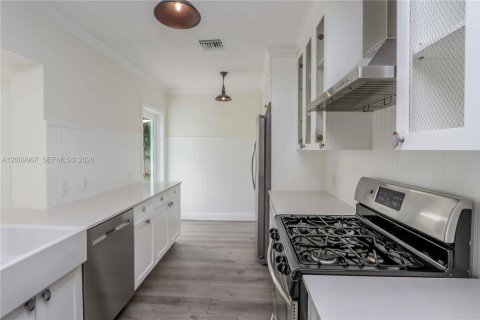 House in South Miami, Florida 3 bedrooms, 141.21 sq.m. № 2076620 - photo 14