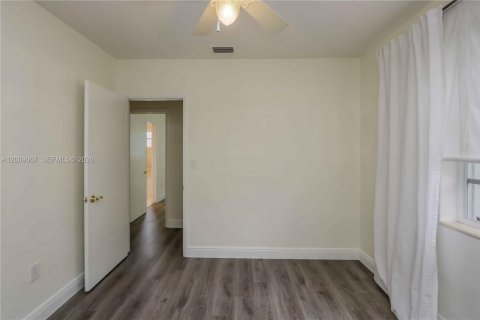 House in South Miami, Florida 3 bedrooms, 141.21 sq.m. № 2076620 - photo 20
