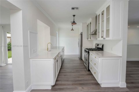 House in South Miami, Florida 3 bedrooms, 141.21 sq.m. № 2076620 - photo 12
