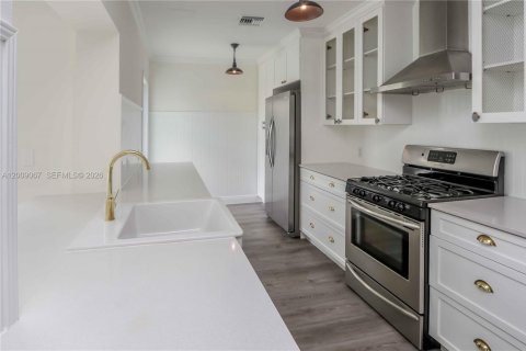 House in South Miami, Florida 3 bedrooms, 141.21 sq.m. № 2076620 - photo 13