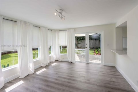 House in South Miami, Florida 3 bedrooms, 141.21 sq.m. № 2076620 - photo 10