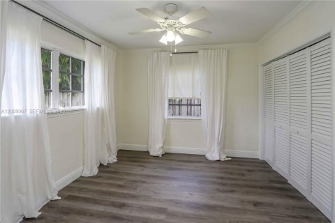 House in South Miami, Florida 3 bedrooms, 141.21 sq.m. № 2076620 - photo 21