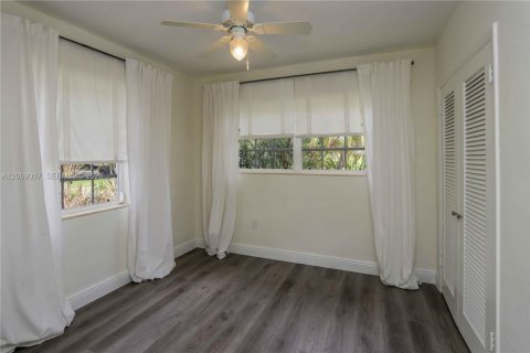 House in South Miami, Florida 3 bedrooms, 141.21 sq.m. № 2076620 - photo 19